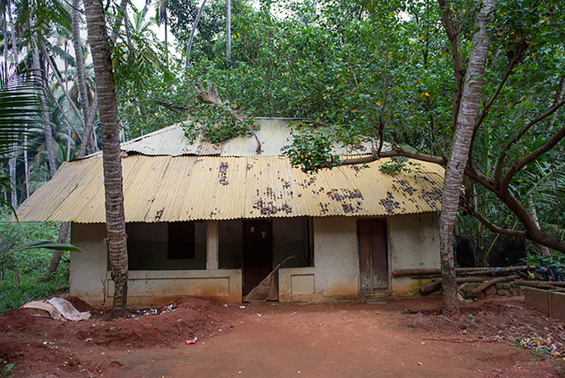 Eine heruntergekommene Schule in Indien vor der Renovierung mit Hilfe von Positive Power for Children.